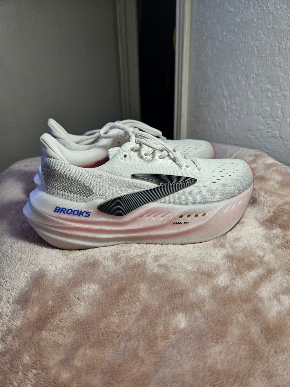 Brooks Glycerin Max Women's, Size 7 US White Running Shoes with Pink Accent